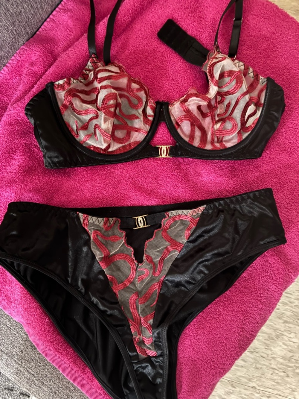 2/50$🔥Black Satin & Red Lace Bra and Panty Set